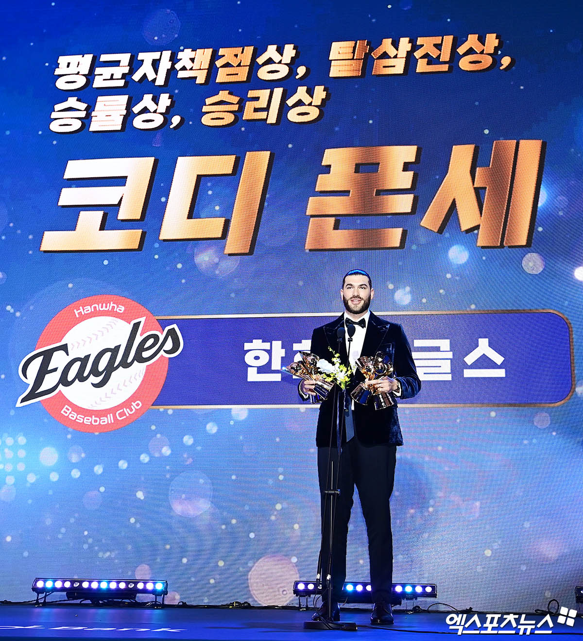 24일 오후 서울 신천동 롯데호텔월드에서 열린 '2025 신한 SOL Bank KBO 시상식'에 참석한 한화 폰세가 평균자책점상, 탈삼진상, 승률상, 승리상 수상 소감을 전하고 있다. 잠실, 박지영 기자