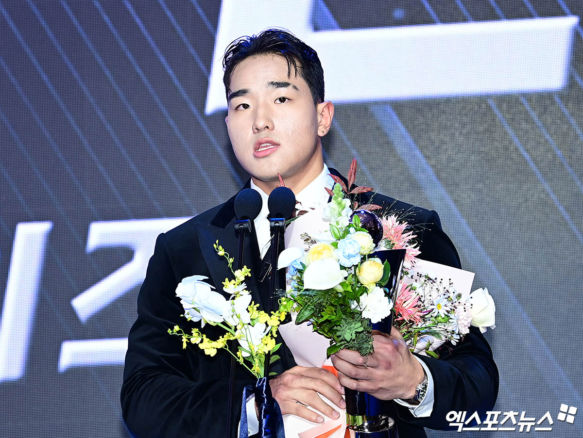 24일 오후 서울 신천동 롯데호텔월드에서 열린 '2025 신한 SOL Bank KBO 시상식'에 참석한 KT 안현민이 신인상 수상 소감을 전하고 있다. 잠실, 박지영 기자