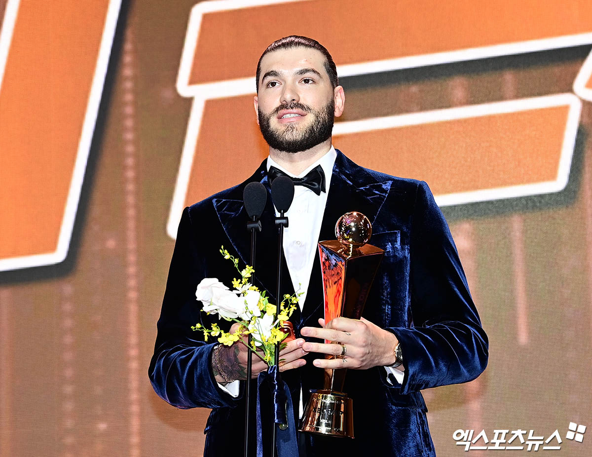 24일 오후 서울 신천동 롯데호텔월드에서 열린 '2025 신한 SOL Bank KBO 시상식'에 참석한 한화 폰세가 MVP 수상 소감을 전하고 있다. 잠실, 박지영 기자