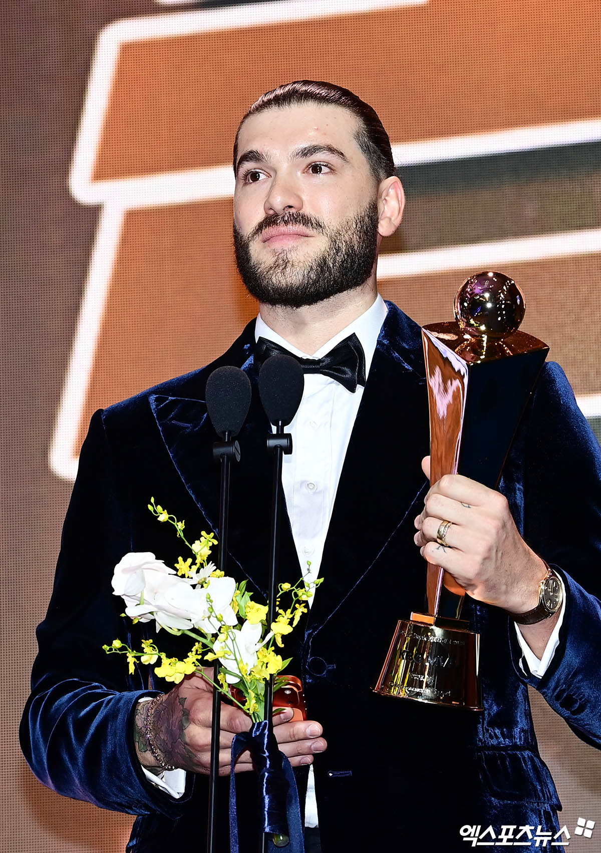 24일 오후 서울 신천동 롯데호텔월드에서 열린 '2025 신한 SOL Bank KBO 시상식'에 참석한 한화 폰세가 MVP 수상 소감을 전하던 중 눈물을 보이고 있다. 잠실, 박지영 기자