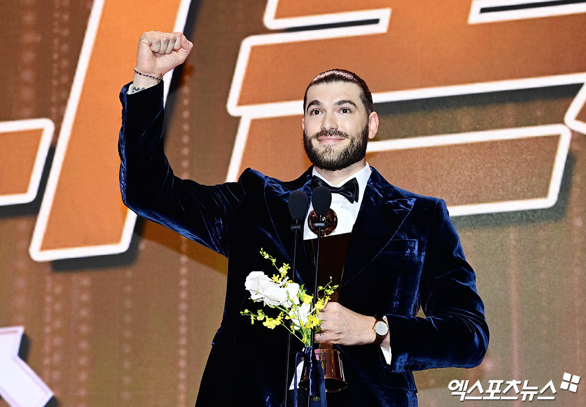 24일 오후 서울 신천동 롯데호텔월드에서 열린 '2025 신한 SOL Bank KBO 시상식'에 참석한 한화 폰세가 MVP 수상 소감을 전하고 있다. 잠실, 박지영 기자