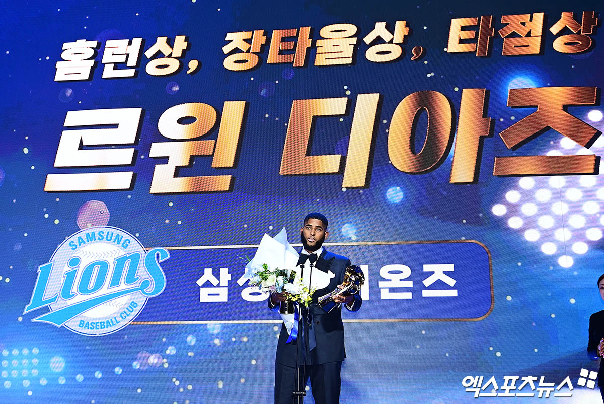 24일 오후 서울 신천동 롯데호텔월드에서 열린 '2025 신한 SOL Bank KBO 시상식'에 참석한 삼성 디아즈가 홈런상, 장타율상, 타점상 수상 소감을 전하고 있다. 잠실, 박지영 기자