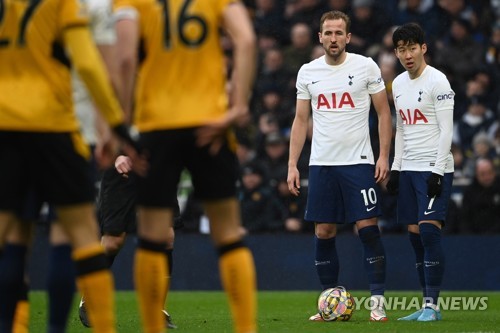 토트넘 홋스퍼에서 10년 간 활약한 손흥민의 프리킥 득점은 단 한 골에 불과하다. 토트넘 팬들이 허무하게 지나가버린 10년을 한탄했다. 토트넘 매체 '스퍼스웹'은 24일 손흥민의 밴쿠버전 환상 프리킥 골이 토트넘을 계속해서 멍청하게 보이게 만든다고 보도했다. 손흥민은 23일 밴쿠버전에서 후반 50분 2-2 동점을 만드는 환상적인 프리킥 골을 넣었다. 이달 A매치 기간에도 프리킥으로 골망을 출렁였다. 연합뉴스
