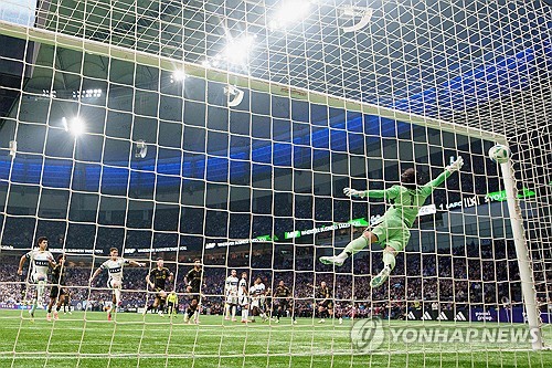 토트넘 홋스퍼에서 10년 간 활약한 손흥민의 프리킥 득점은 단 한 골에 불과하다. 토트넘 팬들이 허무하게 지나가버린 10년을 한탄했다. 토트넘 매체 '스퍼스웹'은 24일 손흥민의 밴쿠버전 환상 프리킥 골이 토트넘을 계속해서 멍청하게 보이게 만든다고 보도했다. 손흥민은 23일 밴쿠버전에서 후반 50분 2-2 동점을 만드는 환상적인 프리킥 골을 넣었다. 이달 A매치 기간에도 프리킥으로 골망을 출렁였다. 연합뉴스