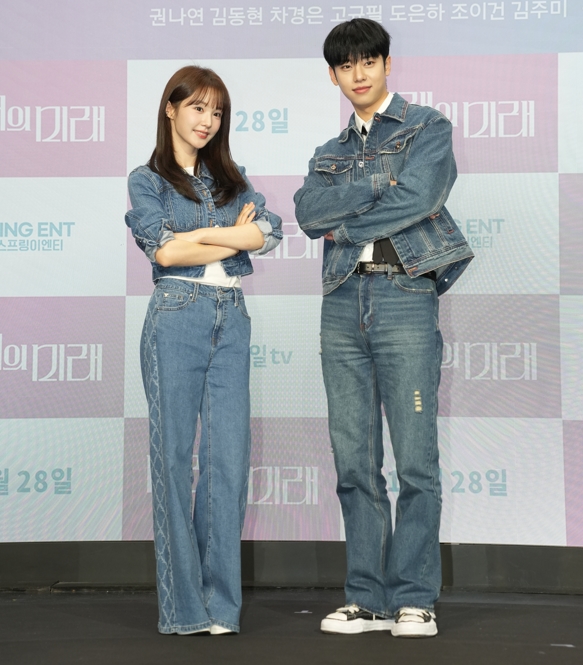 권나연·김동현, '아이돌' 딱지 뗐다...'미래의 미래' 첫사랑 로맨스 정... - 뉴스 썸네일 이미지
