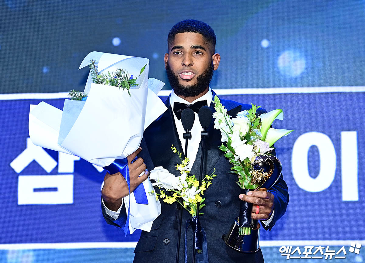 24일 오후 서울 신천동 롯데호텔월드에서 열린 '2025 신한 SOL Bank KBO 시상식'에 참석한 삼성 디아즈가 수비상 1루수 부문 수상 소감을 전하고 있다. 잠실, 박지영 기자