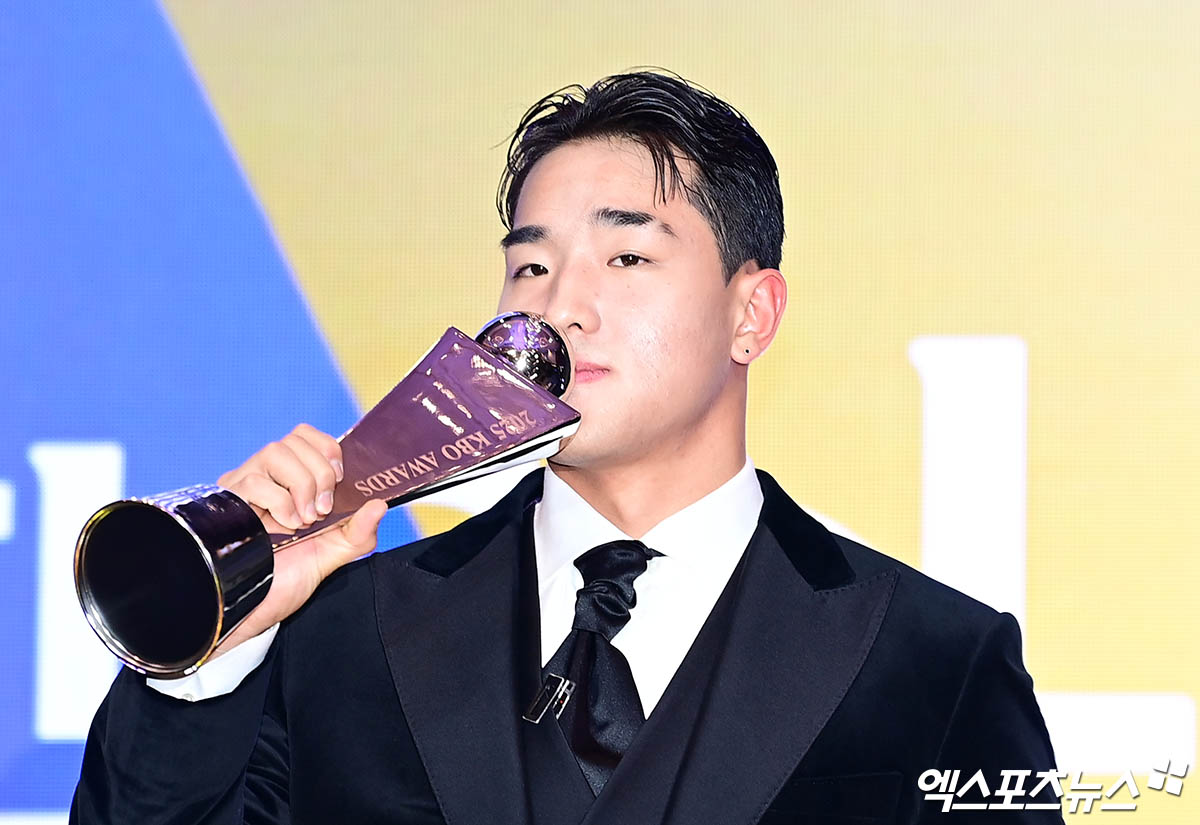 24일 오후 서울 신천동 롯데호텔월드에서 열린 '2025 신한 SOL Bank KBO 시상식' 신인상 수상자 KT 안현민이 기념 촬영을 하고 있다. 잠실, 박지영 기자