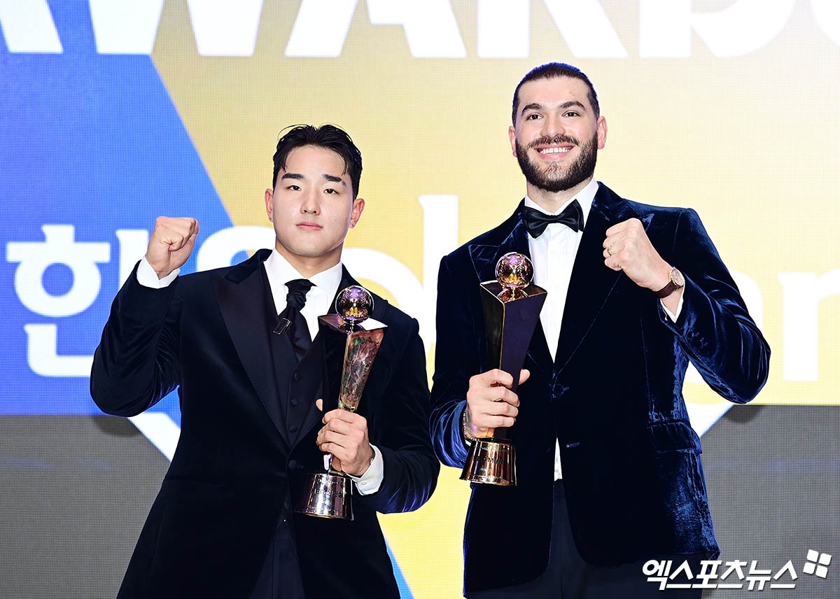 24일 오후 서울 신천동 롯데호텔월드에서 열린 '2025 신한 SOL Bank KBO 시상식' 신인상 수상자 KT 안현민과 MVP 수상자 한화 폰세가 기념 촬영을 하고 있다. 잠실, 박지영 기자