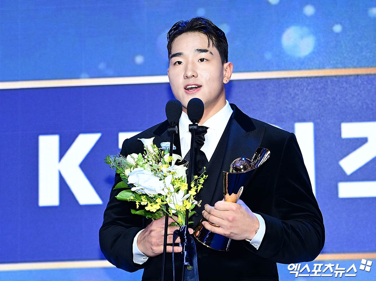 24일 오후 서울 신천동 롯데호텔월드에서 열린 '2025 신한 SOL Bank KBO 시상식'에 참석한 KT 안현민이 출루율상 수상 소감을 전하고 있다. 잠실, 박지영 기자