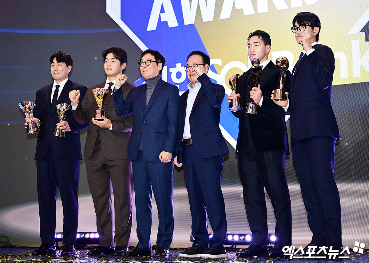 24일 오후 서울 신천동 롯데호텔월드에서 열린 '2025 신한 SOL Bank KBO 시상식'에 참석한 KT 조이현, 박영현, 나도현 단장, 이호식 대표이사, 안현민, 고영표가 기념 촬영을 하고 있다. 잠실, 박지영 기자