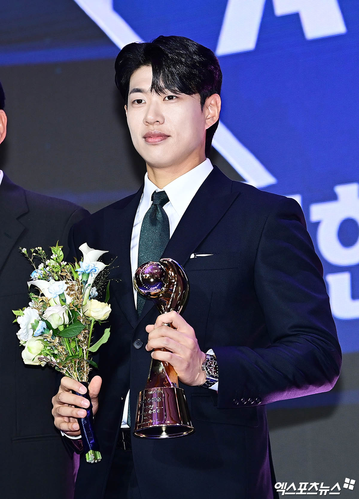 24일 오후 서울 신천동 롯데호텔월드에서 열린 '2025 신한 SOL Bank KBO 시상식'에 참석한 키움 송성문이 수비상 3루수 부문 수상 기념 촬영을 하고 있다. 잠실, 박지영 기자