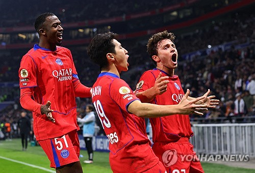 PSG 매체 '플래닛PSG'는 지난 23일 '이강인에게 평소 너무 비판적이었던 피에르 메네스가 이강인의 플레이를 아주 높이 평가했다'라며 달라진 태도를 조명했다. 메네스는 지난 2023년 4월 성추행 혐의로 집행유예를 선고받아 잠시 방송계를 떠나기도 했던 질이 좋지 않은 인물로 알려졌다. 메네스는 이강인이 PSG에 합류한 뒤 꾸준히 비판해 이슈를 만들어왔다. 그는 '이강인을 별로 좋아하지 않는다. 이강인은 적어도 유니폼 판매하는 일은 잘하는 것처럼 보인다'라며 이강인을 '마케팅용' 선수라고 평가절하하기도 했다. 하지만 최근에 태도가 바뀌었다. 연합뉴스