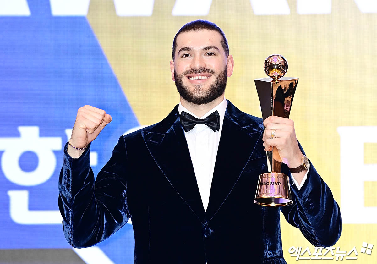 24일 오후 서울 신천동 롯데호텔월드에서 열린 '2025 신한 SOL Bank KBO 시상식' MVP 수상자 한화 폰세가 기념 촬영을 하고 있다. 잠실, 박지영 기자