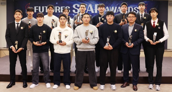 2025 퓨처스 스타대상 수상자들. (앞줄 왼쪽부터 반시계 방향으로) 김현오, 박시후, 오재원, 엄준상, 김민준, 이지윤 아버지 이종현씨, 박서윤, 방강호, 하현승, 윤지원, 에디 다니엘, 이가현, 박도훈, 김태호. 스타뉴스 제공