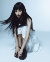 '♥비연예인과 결혼' 김윤혜, 더 화사해졌네…시크·고혹 '극과 극 매력'