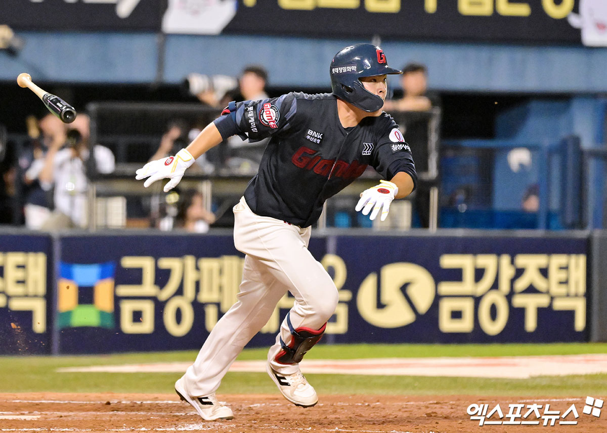 21일 오후 서울 송파구 잠실야구장에서 열린 '2025 신한 SOL Bank KBO리그' 롯데 자이언츠와 LG 트윈스의 경기, 8회초 2사 1루 롯데 박찬형이 2루타를 날리고 있다. 엑스포츠뉴스 DB