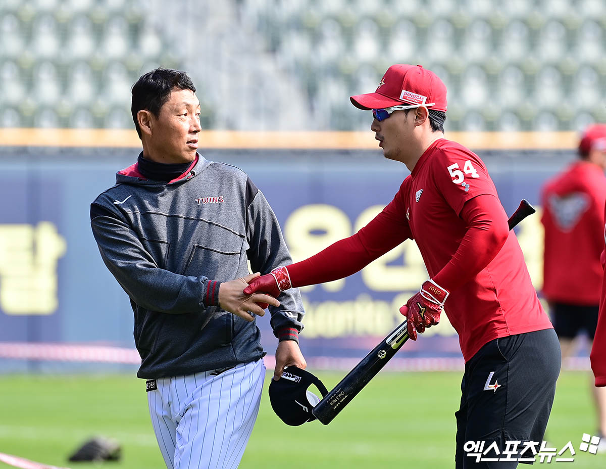 2일 오후 서울 잠실야구장에서 열리는 '2025 신한 SOL Bank KBO리그' SSG 랜더스와 LG 트윈스의 경기에 앞서 LG 김정준 코치와 SSG 최지훈이 그라운드에서 만나 악수를 나누고 있다. 엑스포츠뉴스 DB