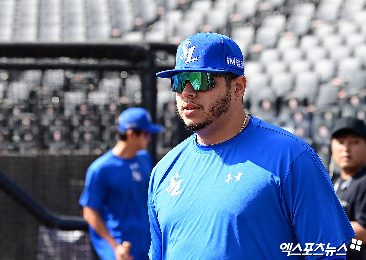 삼성 라이온즈가 25일 외국인 투수 아리엘 후라도, 외국인 타자 르윈 디아즈와 재계약했다. 후라도는 계약금 30만 달러, 연봉 130만 달러, 인센티브 10만 달러 등 최대 총액 170만 달러에 사인했다. 디아즈는 계약금 20만 달러, 연봉 130만 달러, 인센티브 10만 달러 등 최대 총액 160만 달러의 조건에 도장을 찍었다. 엑스포츠뉴스 DB