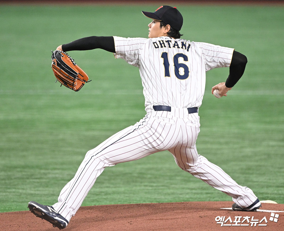 LA 다저스에서 활약 중인 오타니 쇼헤이가 25일 자신의 SNS를 통해 2026 WBC 참가를 직접 발표했다. 그는 직전 대회였던 2023 WBC에서 투수와 타자로 맹활약하며 대회 MVP까지 차지했다. 오타니의 합류가 확정되면서 대회 2연패를 바라보는 일본의 기대감은 더 커졌다. 엑스포츠뉴스 DB