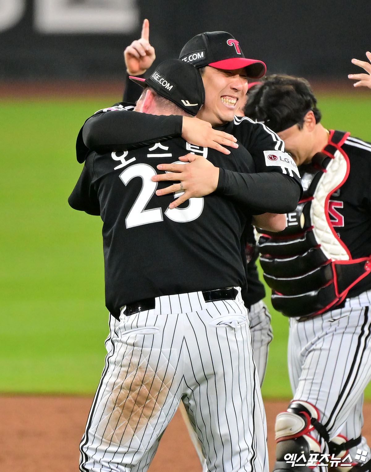 FA(자유계약) 외야수 김현수가 LG 트윈스 잔류 대신 KT 위즈 이적을 택했다. 25일 KT와 3년 50억원(계약금 30억원, 연봉 총액 20억원)에 사인했다. 올해 정규시즌 140경기 483타수 144안타 타율 0.298, 12홈런, 90타점, 출루율 0.384, 장타율 0.422의 성적을 올렸으며, 한화 이글스와의 한국시리즈에서는 5경기 17타수 9안타 타율 0.529, 1홈런, 8타점, 출루율 0.636, 장타율 0.706으로 맹타를 휘둘렀다. 엑스포츠뉴스 DB