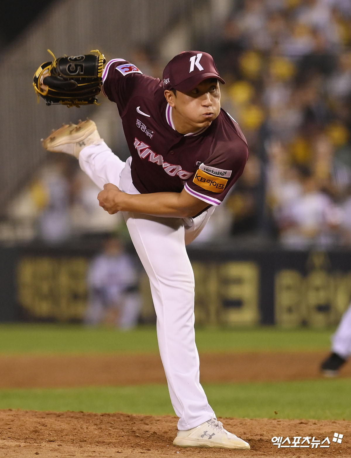 키움 히어로즈 좌완투수 윤석원이 왼쪽 팔꿈치 부상으로 인해 상무 입대를 철회했다. 윤석원은 정규시즌 종료 무렵 병원 검진에서 사 결과 팔꿈치 관절 내 골편 및 골극이 확인돼 4주 휴식 진단을 받았다. 이후 상태가 호전됐으나 마무리캠프 훈련 중 같은 부위에 통증이 재발했다. 재검 결과에서도 골편 및 골극으로 인한 통증이라는 진단이 나왔다. 통증이 지속될 경우 수술도 검토해야 한다는 게 키움 측의 설명이다. 엑스포츠뉴스 DB