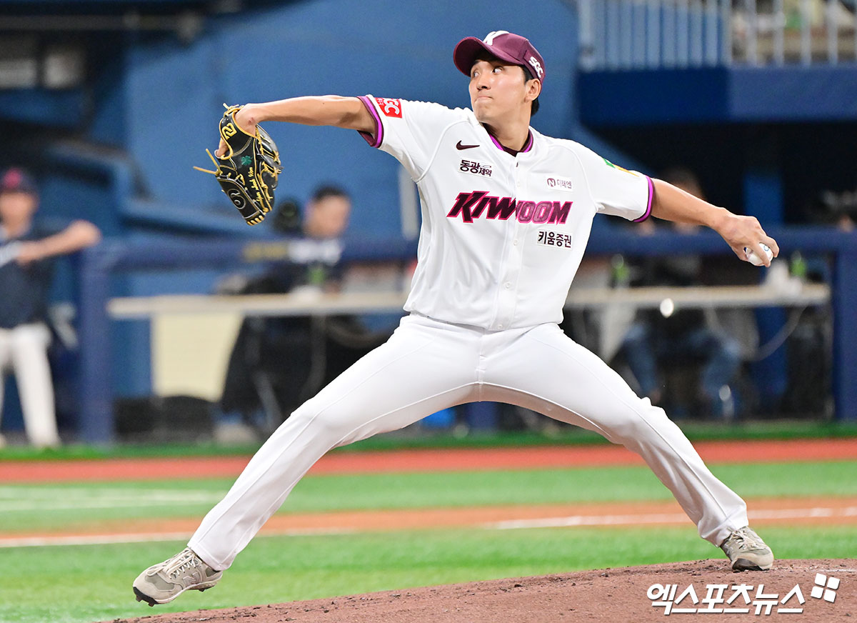 키움 히어로즈 좌완투수 윤석원이 왼쪽 팔꿈치 부상으로 인해 상무 입대를 철회했다. 윤석원은 정규시즌 종료 무렵 병원 검진에서 사 결과 팔꿈치 관절 내 골편 및 골극이 확인돼 4주 휴식 진단을 받았다. 이후 상태가 호전됐으나 마무리캠프 훈련 중 같은 부위에 통증이 재발했다. 재검 결과에서도 골편 및 골극으로 인한 통증이라는 진단이 나왔다. 통증이 지속될 경우 수술도 검토해야 한다는 게 키움 측의 설명이다. 엑스포츠뉴스 DB