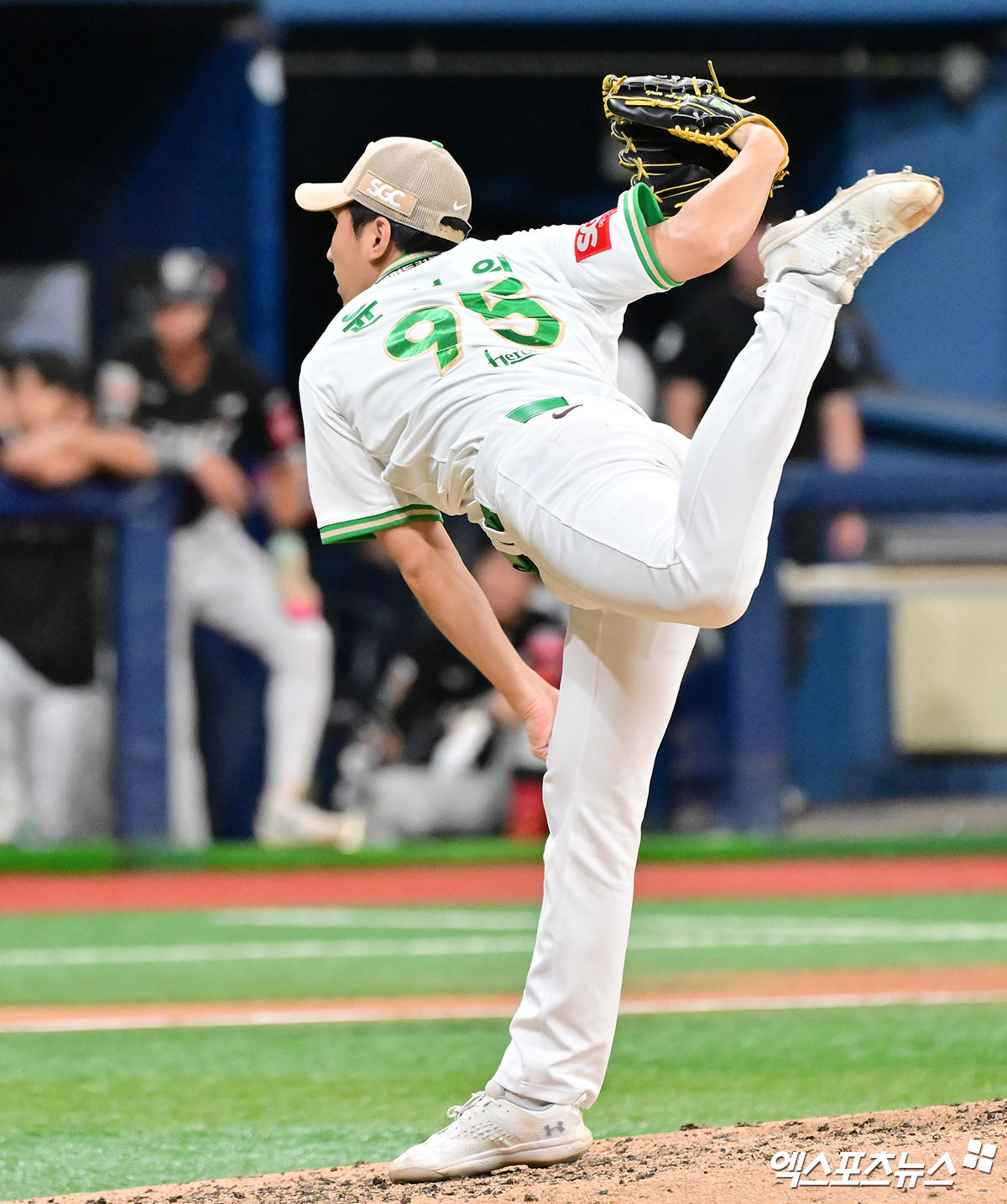 키움 히어로즈 좌완투수 윤석원이 왼쪽 팔꿈치 부상으로 인해 상무 입대를 철회했다. 윤석원은 정규시즌 종료 무렵 병원 검진에서 사 결과 팔꿈치 관절 내 골편 및 골극이 확인돼 4주 휴식 진단을 받았다. 이후 상태가 호전됐으나 마무리캠프 훈련 중 같은 부위에 통증이 재발했다. 재검 결과에서도 골편 및 골극으로 인한 통증이라는 진단이 나왔다. 통증이 지속될 경우 수술도 검토해야 한다는 게 키움 측의 설명이다. 엑스포츠뉴스 DB