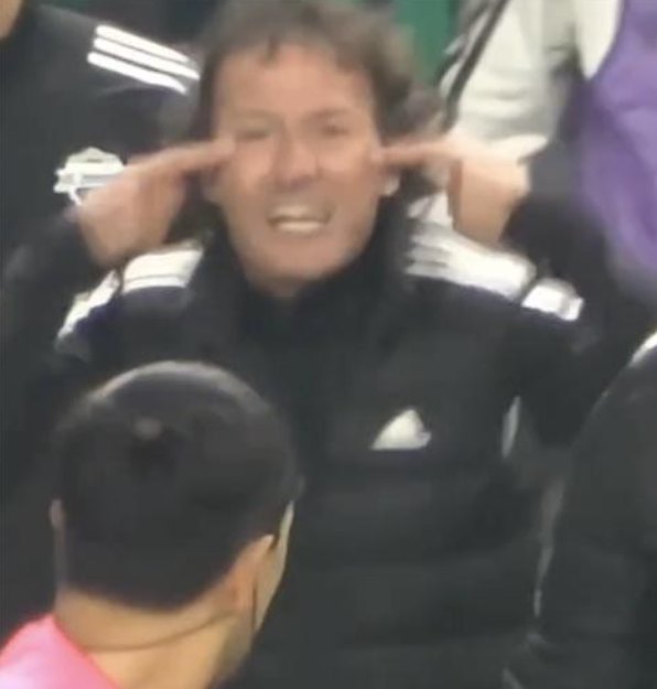 전북현대는 25일 구단 공식 사회관계망서비스(SNS) 계정을 통해 마우리시오 타리코(등록명 타노스) 코치가 사임 의사를 전했다고 발표했다. 타노스 코치는 지난 8일 대전하나시티즌 간의 하나은행 K리그1 2025 36라운드 때 심판에게 항의하는 과정에서 두 눈에 양 검지 손가락을 대는 동작을 취해 인종차별 논란을 일으키면서 상벌위원회에 회부됐다. 이후 출장 정지 5경기와 제재금 2000만원의 징계를 받았고 시즌 종료 후 전북을 떠나기로 결정했다. 중계화면