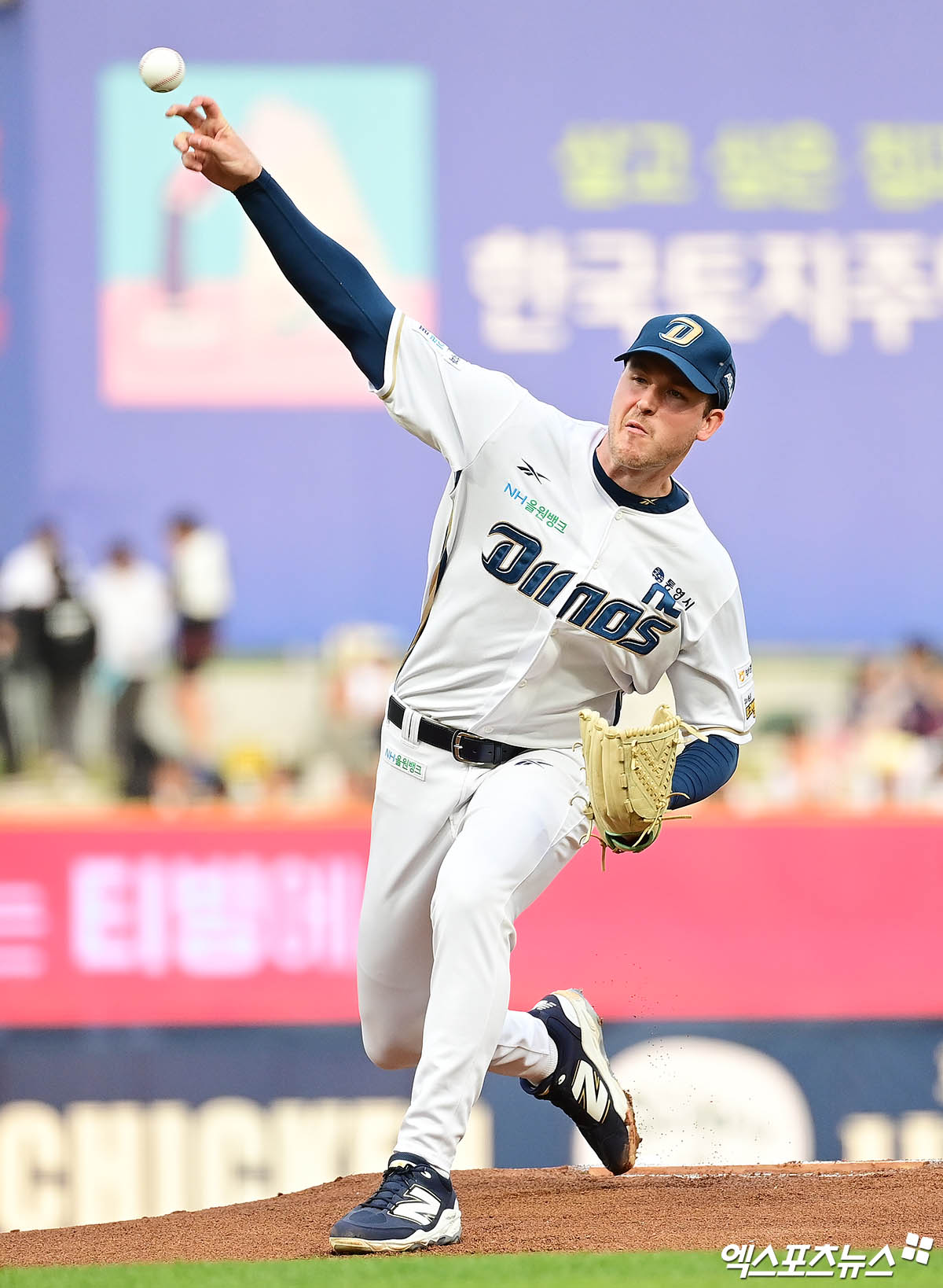 NC 다이노스가 끝내 '꿈의 조합' 에릭 페디, 카일 하트와의 재회에 실패했다. NC는 우선 기존 외국인 투수 라일리 톰슨과 내야수 맷 데이비슨에게 재계약 의사를 전달했다. 라일리는 2025시즌 30경기(172이닝)에 등판해 17승 7패 평균자책 3.45, 216탈삼진, 56볼넷으로 1선발 활약상을 선보였다. KBO리그 공동 다승왕에도 올랐다. 엑스포츠뉴스DB