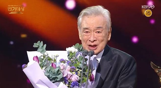 '2024 KBS 연기대상' 이순재 대상 수상 장면.