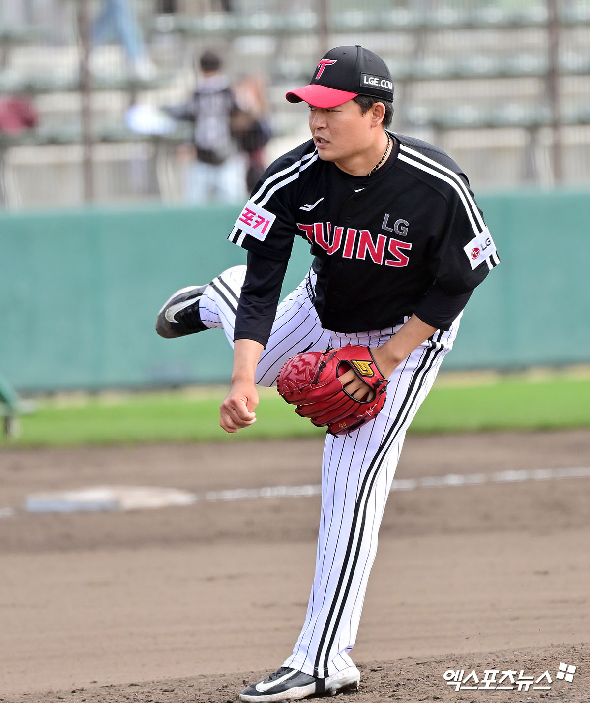 27일 오후 일본 오키나와 킨 구장에서 열린 LG 트윈스와 KIA 타이거즈의 연습경기, 6회말 LG 심창민이 공을 힘차게 던지고 있다. 엑스포츠뉴스 DB