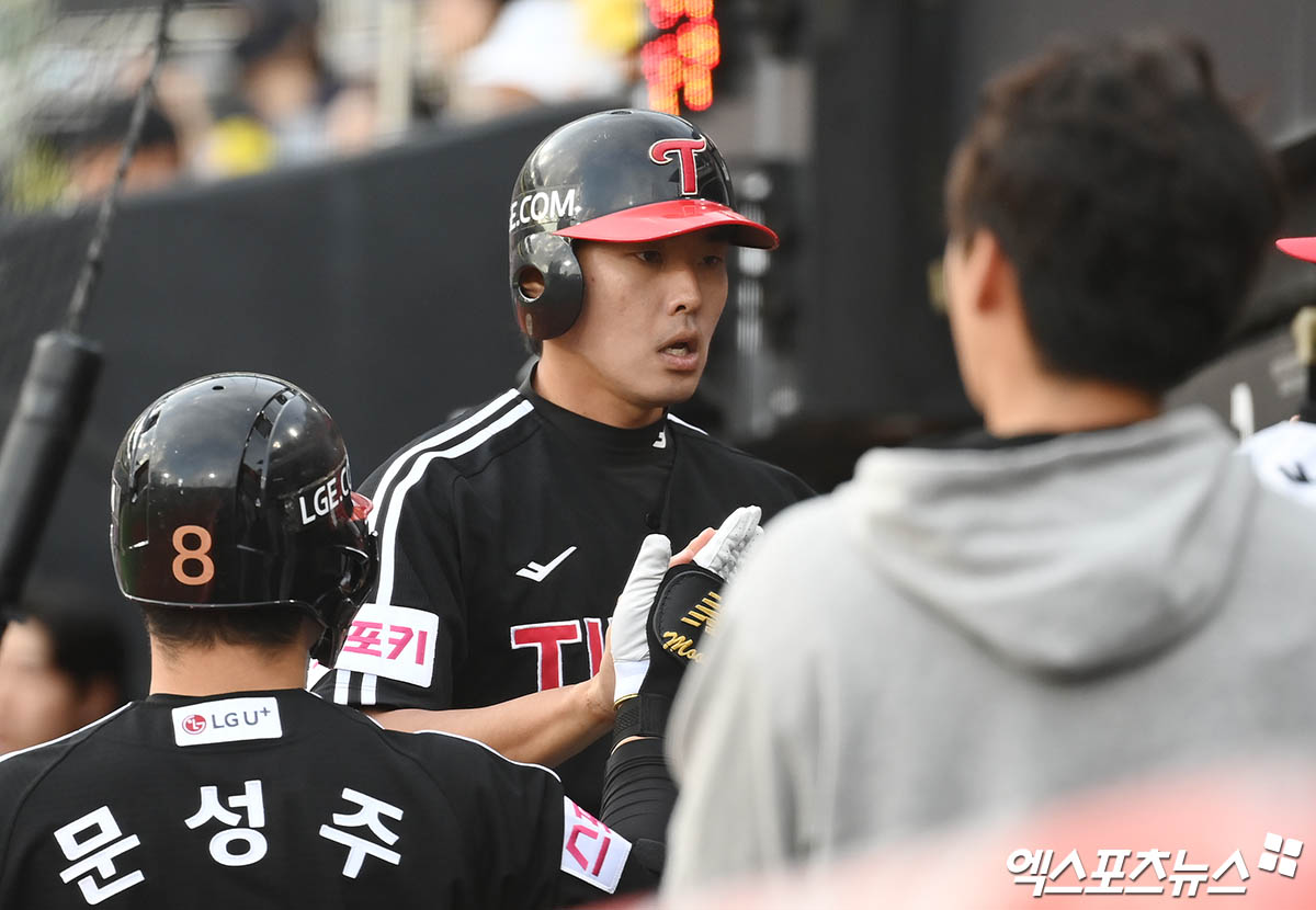 9일 오후 수원케이티위즈파크에서 열린 '2024 신한 SOL Bank KBO 포스트시즌' LG 트윈스와 KT 위즈의 준플레이오프 4차전 경기, 8회초 1사 2,3루 LG 김현수 타석 때 3루주자 최승민이 포일을 틈타 득점을 올린 뒤 더그아웃에서 동료들과 하이파이브를 나누고 있다. 엑스포츠뉴스 DB