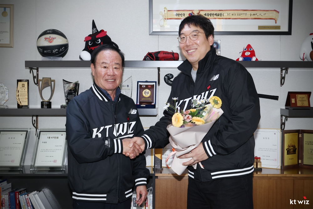 KT 위즈가 25일 FA 외야수 김현수와 최원준 영입을 공식 발표했다. 앞서 김현수와 3년 50억 원 계약을 공개한 KT는 같은 날 최원준과도 4년 최대 48억 원 계약을 맺었다고 밝혔다. KT는 앞서 FA 포수 한승택을 4년 최대 총액 10억 원에 영입하기도 했다. KT는 이번 FA 시장에서 외부 FA 3명 영입에 총액 108억 원을 과감하게 지출했다. 올겨울 외부 FA 영입 한도 3명을 꽉 채운 KT는 이제 내부 FA인 베테랑 내야수 황재균과 포수 장성우와의 잔류 협상에 집중할 계획이다. KT 위즈