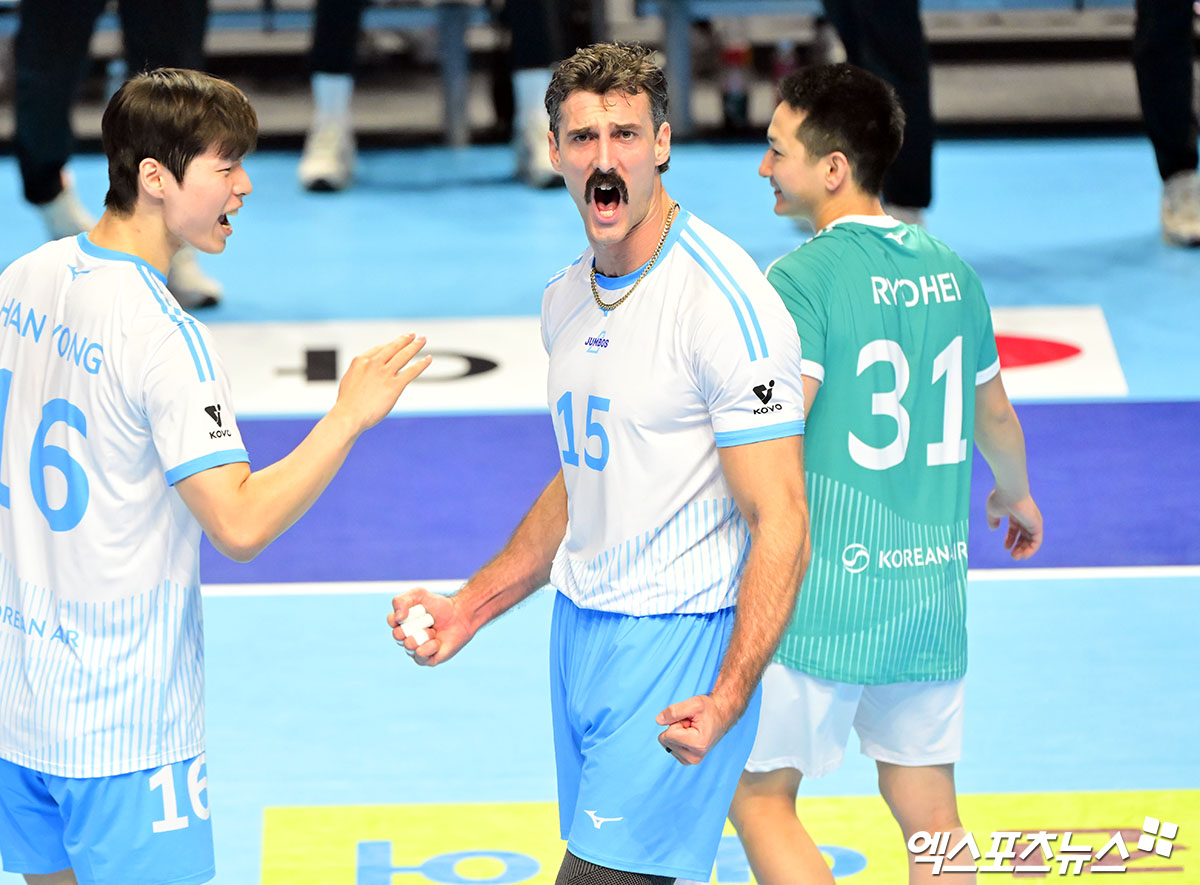 25일 오후 인천 계양체육관에서 열린 '진에어 2025-2026 V-리그' 대한항공과 KB손해보험의 경기, 대한항공 러셀이 득점 후 포효하고 있다. 인천, 김한준 기자