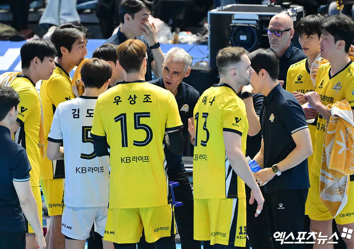 25일 오후 인천 계양체육관에서 열린 '진에어 2025-2026 V-리그' 대한항공과 KB손해보험의 경기, KB손해보험 레오나르도 감독이 작전타임을 갖고 있다. 인천, 김한준 기자