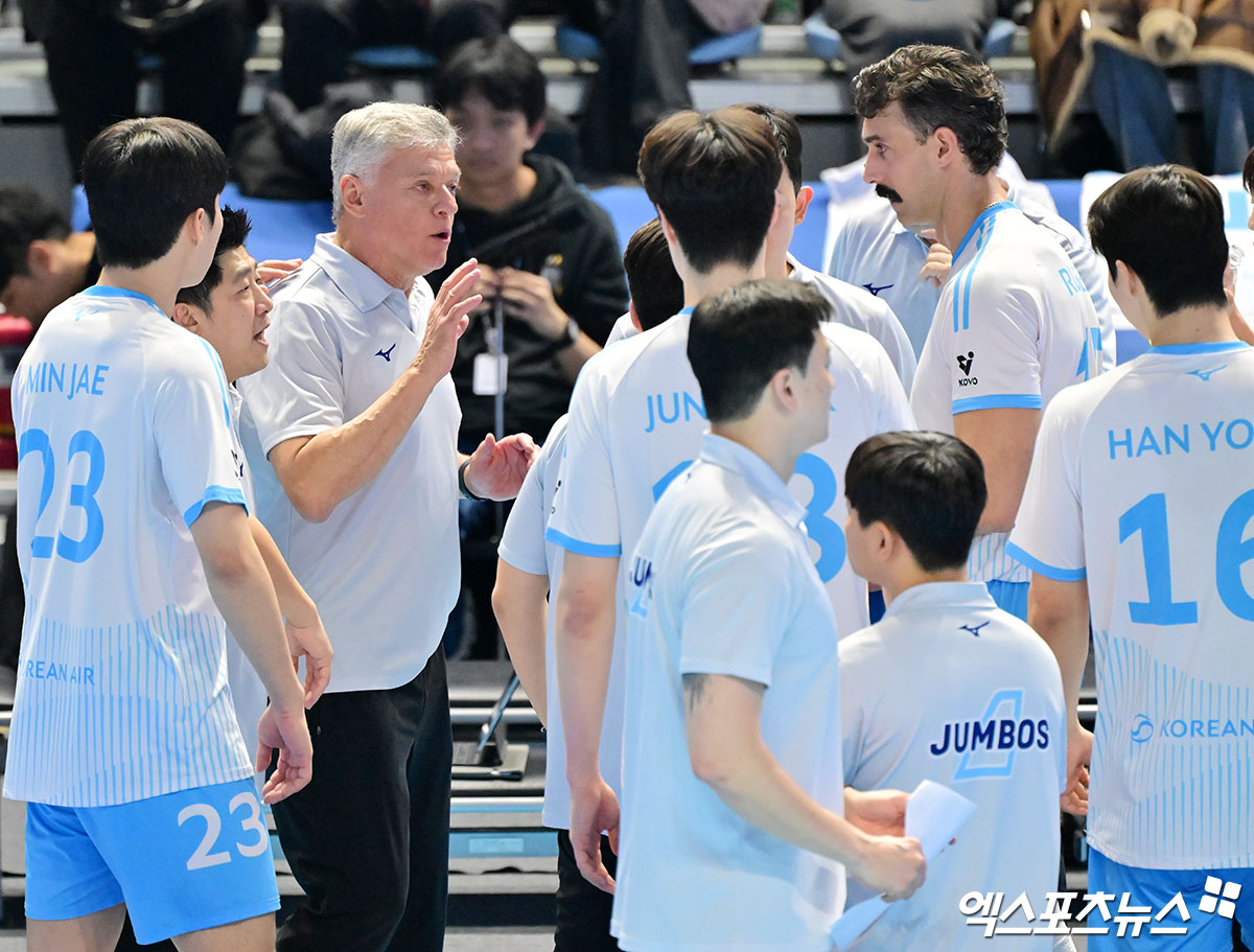 25일 오후 인천 계양체육관에서 열린 '진에어 2025-2026 V-리그' 대한항공과 KB손해보험의 경기, 대한항공 헤난 감독이 작전타임을 갖고 있다. 인천, 김한준 기자