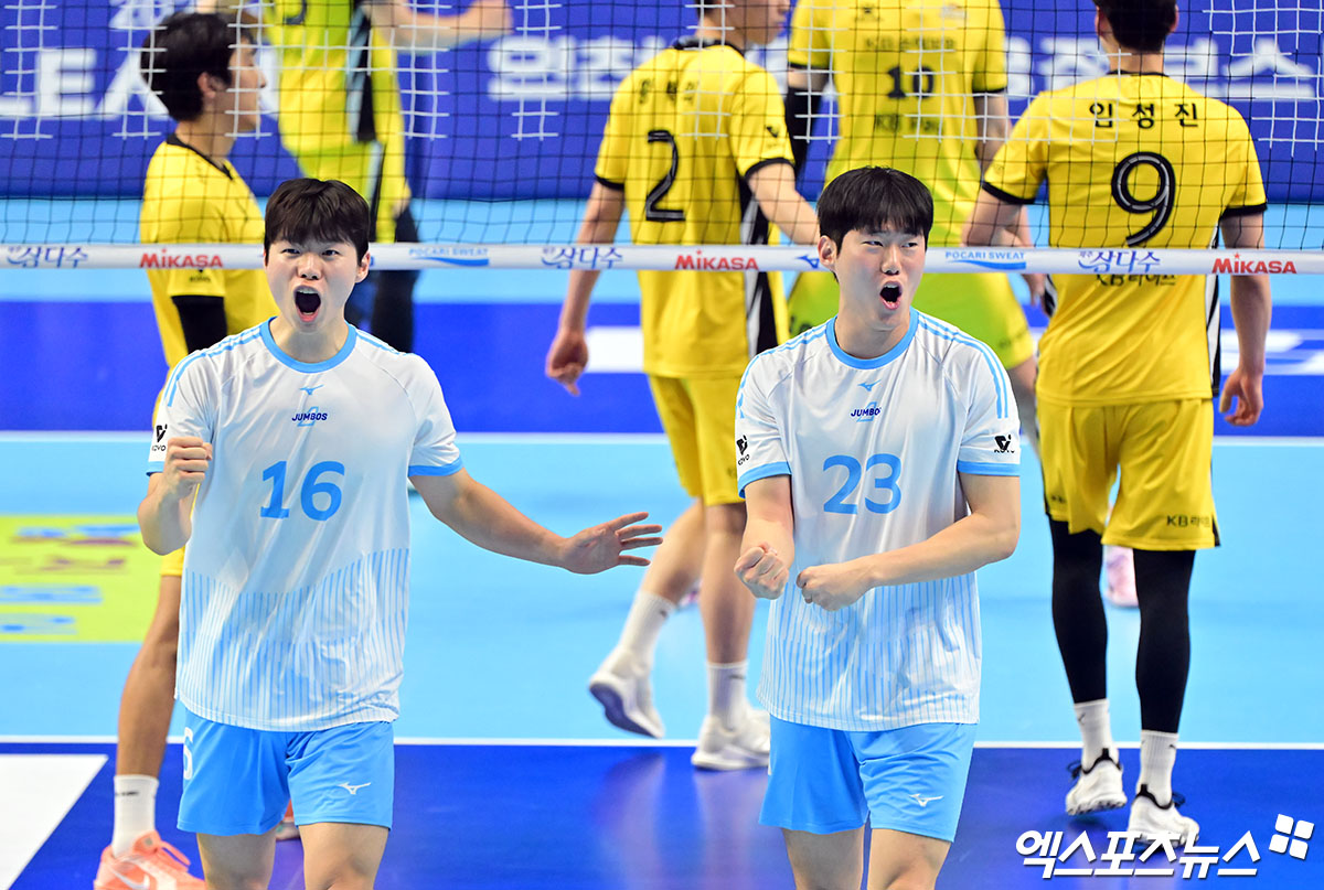 25일 오후 인천 계양체육관에서 열린 '진에어 2025-2026 V-리그' 대한항공과 KB손해보험의 경기, 대한항공 정한용과 김민재가 블로킹을 한 후 기뻐하고 있다. 인천, 김한준 기자