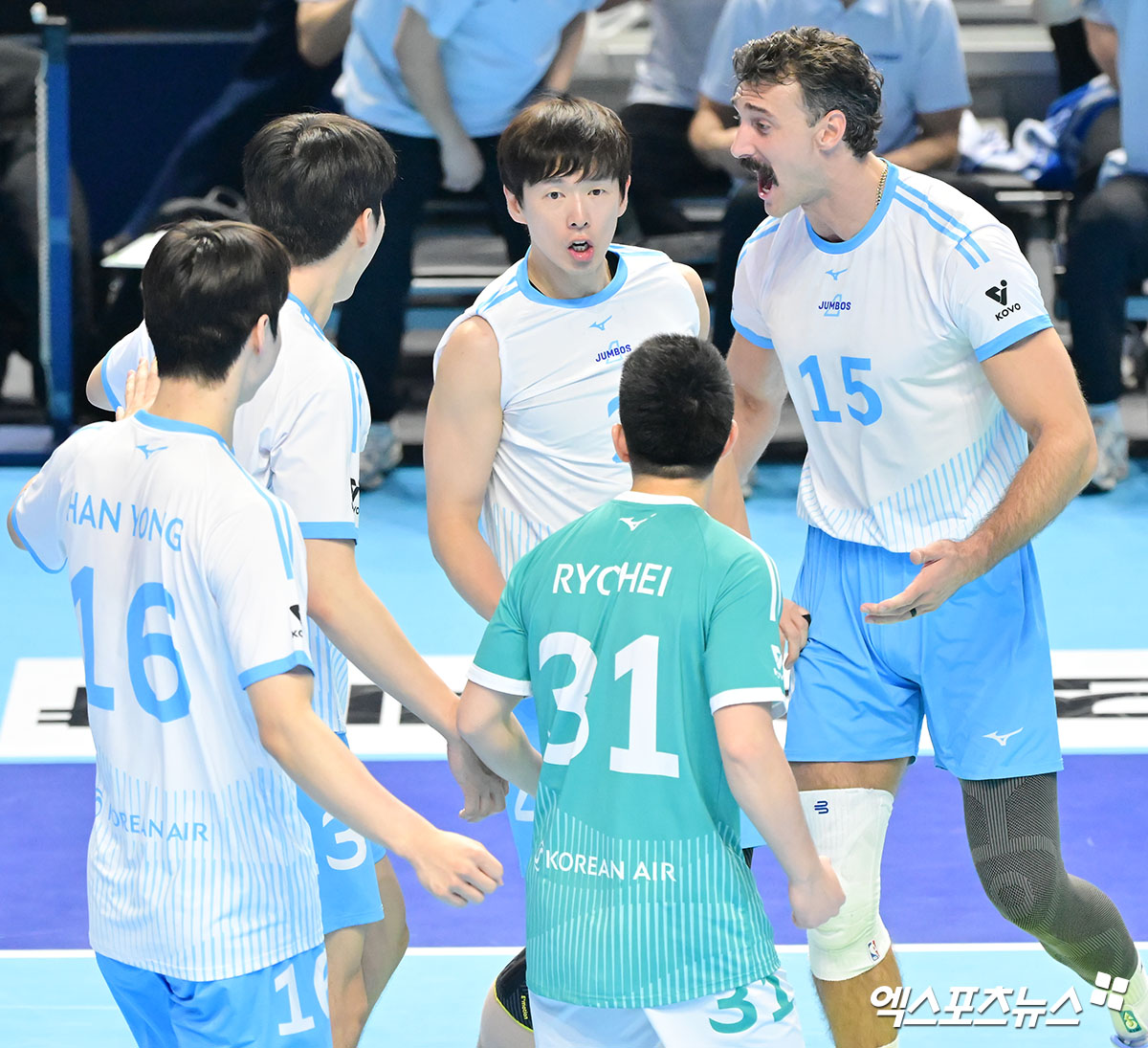 25일 오후 인천 계양체육관에서 열린 '진에어 2025-2026 V-리그' 대한항공과 KB손해보험의 경기, 대한항공 선수들이 득점 후 기뻐하고 있다. 인천, 김한준 기자