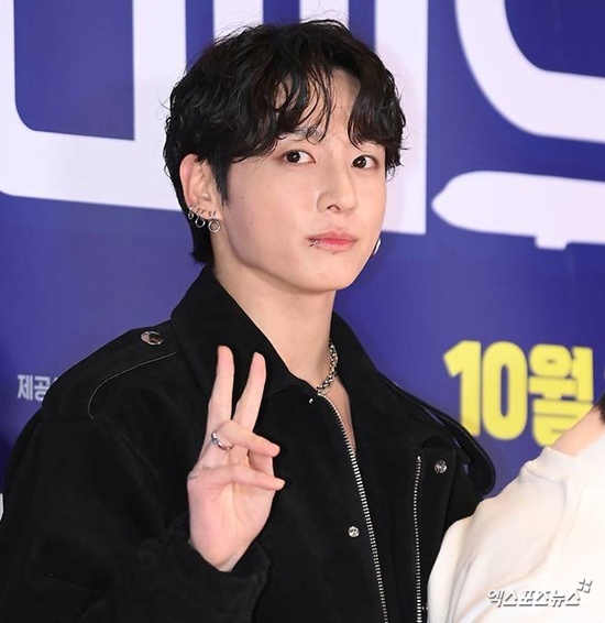 정국, 라이브 켰다 하면 화제성 대박…요리 실력부터 미모까지 '난리