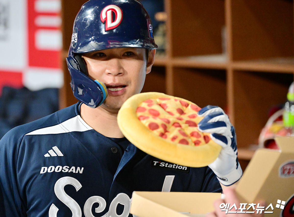 두산 베어스 원 클럽 맨으로 남는 듯했던 외야수 김재환이 보류선수명단 제외로 팀을 떠난다. 두산은 26일 구단 보류선수명단에서 김재환과 홍건희, 그리고 콜 어빈을 제외한다고 공식 발표했다. 김재환은 2025시즌 종료 뒤 두 번째 FA 자격을 취득했다. 하지만, 김재환은 FA 신청을 하지 않아 팀 잔류 의지를 강하게 보여준 듯싶었다. 두산 구단도 김재환과 비FA 다년계약 협상을 할 계획이라고 밝혔었다. 하지만 4년 전 FA 계약 조건이 반전을 이끌어냈다. 당시 김재환 측은 향후 4년 계약 기간을 채워 다시 FA 자격을 취득한다는 조건 아래 FA 신청 없이 우선 협상 기간을 보내고, 결렬 시 보류선수명단 제외로 시장에 나오는 옵션을 요구했다. 엑스포츠뉴스DB