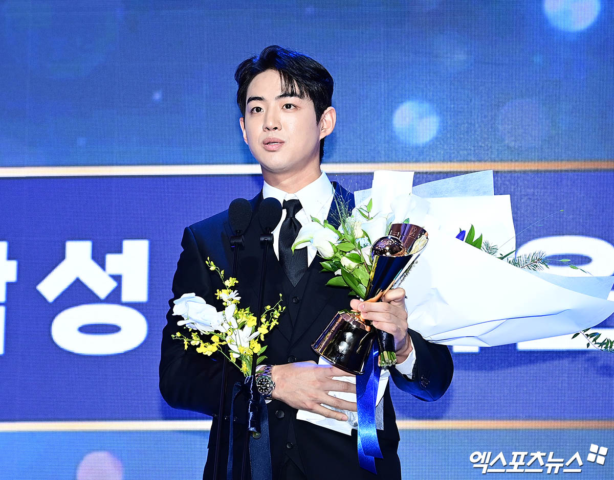 지난 24일 오후 서울 신천동 롯데호텔월드에서 열린 '2025 신한 SOL Bank KBO 시상식'에 참석한 삼성 구자욱이 득점상 수상 소감을 전하고 있다. 엑스포츠뉴스 DB