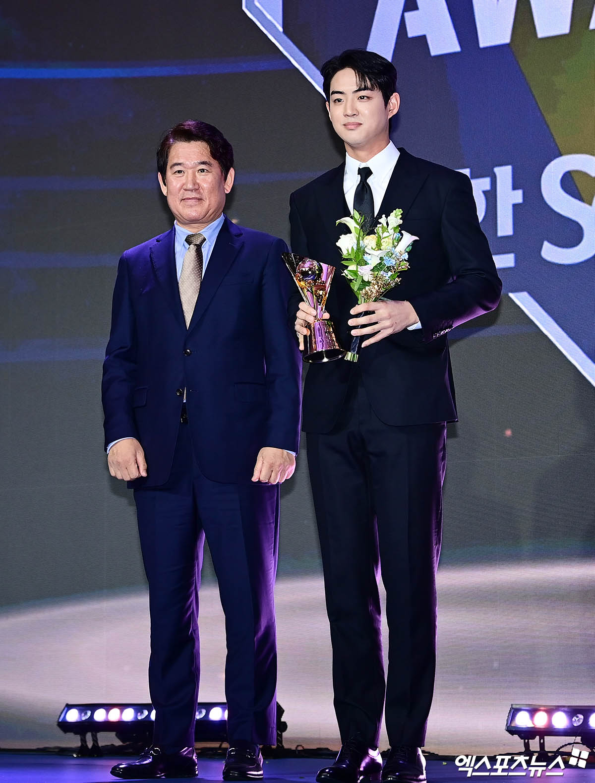 지난 24일 오후 서울 신천동 롯데호텔월드에서 열린 '2025 신한 SOL Bank KBO 시상식'에 참석한 삼성 구자욱이 득점상 수상 후 KBO 조계현 전력강화위원장과 기념 촬영을 하고 있다. 엑스포츠뉴스 DB