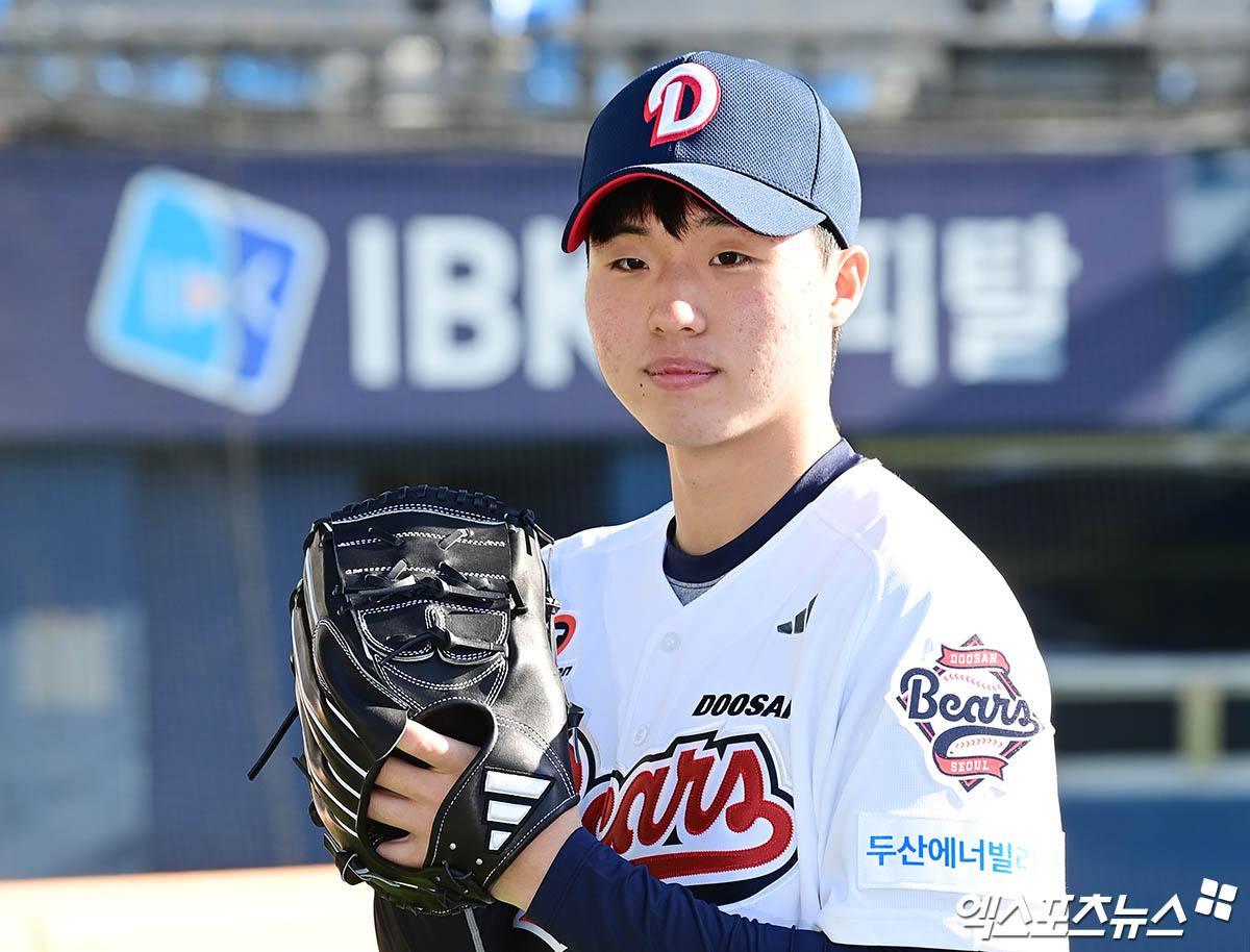KIA 타이거즈가 두산 베어스로 FA 이적한 내야수 박찬호의 보상선수로 투수 홍민규를 지명했다. 홍민규는 2025년 3라운드 지명 신인 우완으로 1군 무대에 곧바로 데뷔해 안정적인 제구력과 경쟁력 있는 체인지업을 선보여 눈도장을 찍었다. KIA는 장기적으로 선발 자원까지 기대할 수 있는 홍민규를 선택하는 파격적인 결정을 내렸다. 엑스포츠뉴스 DB