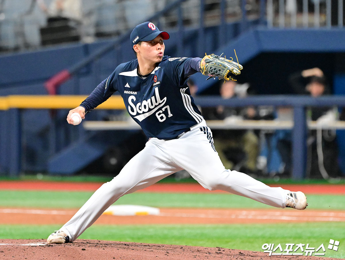 KIA 타이거즈가 두산 베어스로 FA 이적한 내야수 박찬호의 보상선수로 투수 홍민규를 지명했다. 홍민규는 2025년 3라운드 지명 신인 우완으로 1군 무대에 곧바로 데뷔해 안정적인 제구력과 경쟁력 있는 체인지업을 선보여 눈도장을 찍었다. KIA는 장기적으로 선발 자원까지 기대할 수 있는 홍민규를 선택하는 파격적인 결정을 내렸다. 엑스포츠뉴스 DB