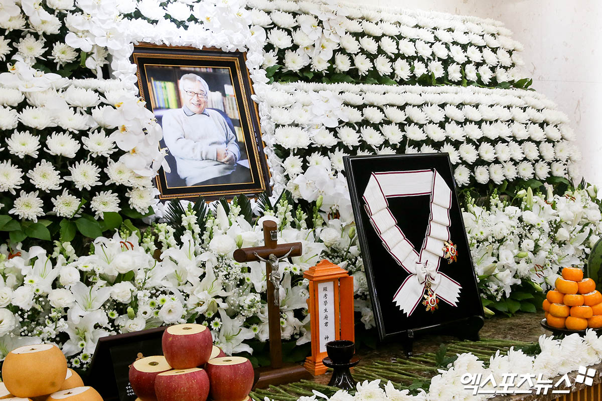 故 이순재 빈소에 놓인 금관문화훈장.