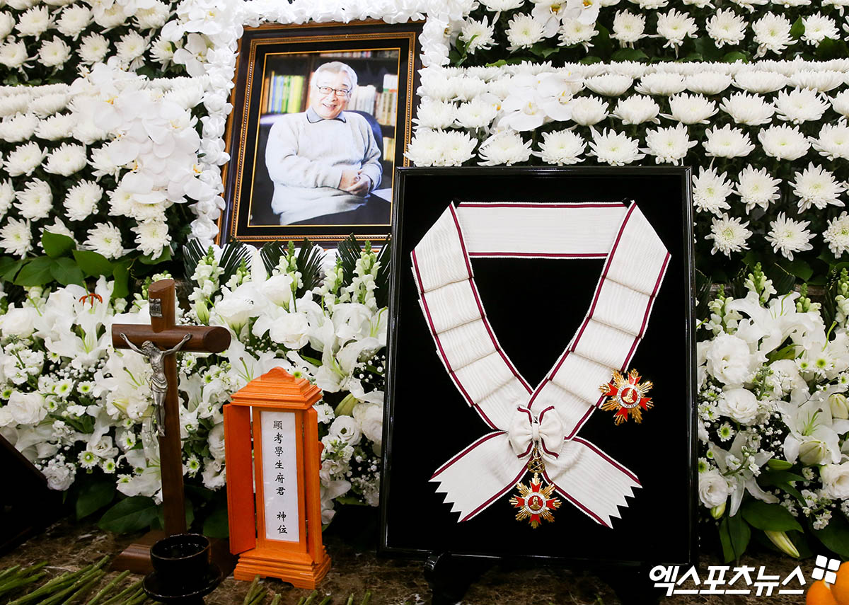 금관문화훈장 놓인 故 이순재 빈소.