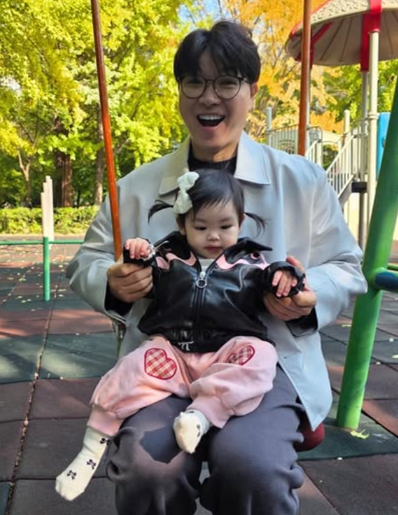 박수홍이 재이와 함께 놀이터에서 즐거운 시간을 보내고 있다