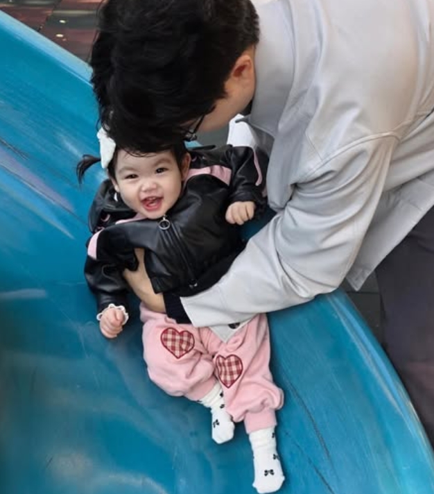 박수홍이 미끄럼틀에 앉은 재이를 바라보고 있다