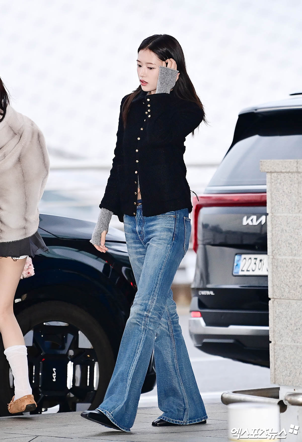 수줍게 드러낸 허리