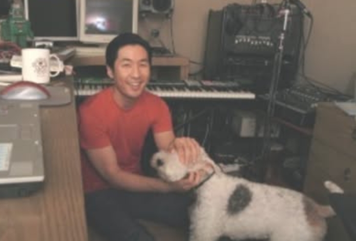 마이큐가 반려견과 함께 카메라를 응시하고 있다